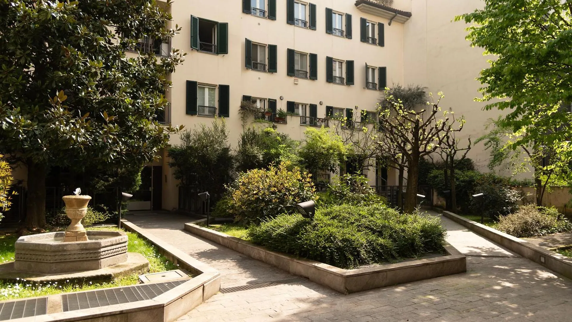 Moscova-Brera Elegante Con Giardino Privato Apartment Milan Italy